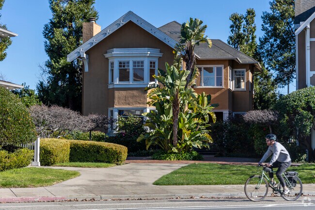 The few homes in Embarcadero tend to be historic and full of character.