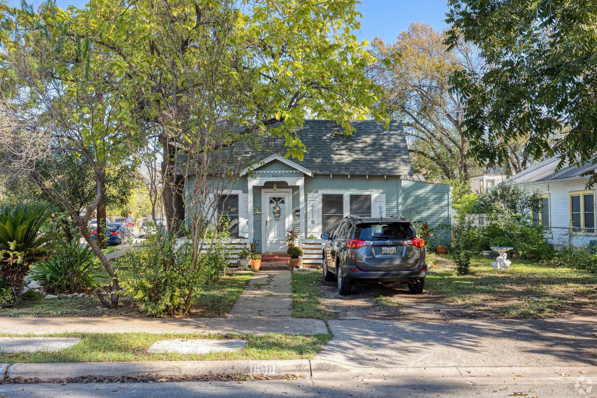 Single story homes are perfect for first time homebuyers in East Cesar Chavez.