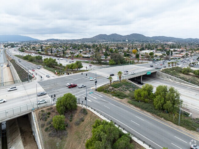 Lake Hills/Victoria Grove is close to the 91 Freeway to access all major Riverside cities.