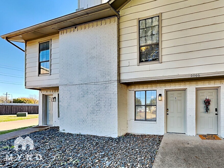 2806 Wimbledon Ct unit B, Garland, TX 75041 - photo 1