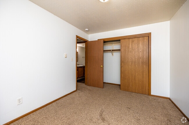 2BR, 1BA - 792 SF