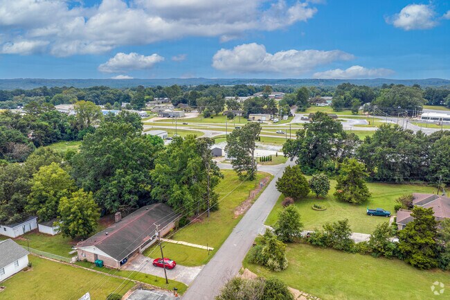 Cottondale has direct commuting routes and well-kept homes.