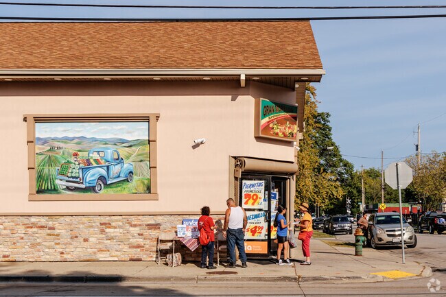 For groceries, residents of Cedar Bend can head a mile north to Supermercado Gran Morelos.