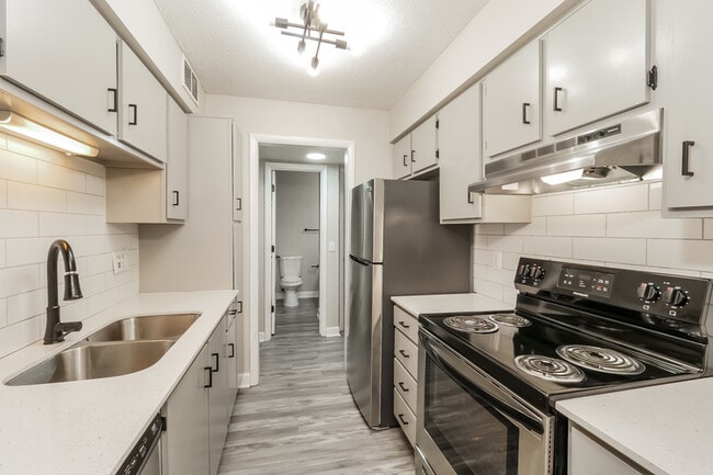 Hunter's Glen Apartments, Kansas City, MO 64151 - photo 2