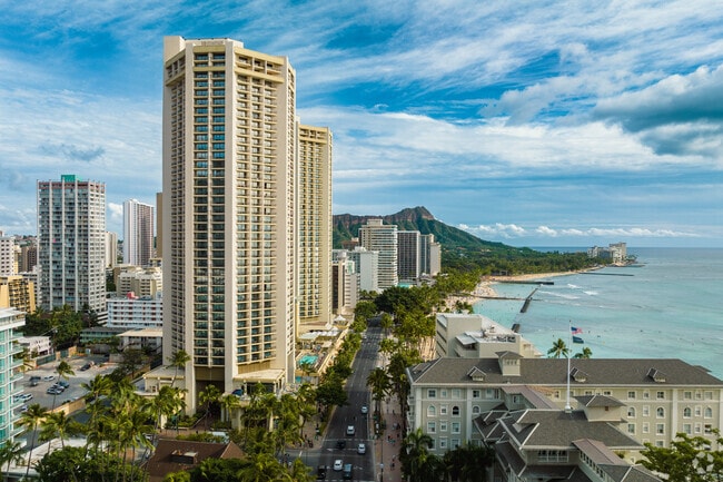 Kalakaua Ave view towards Diamond Head