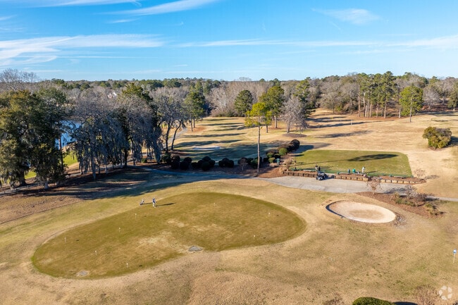 Houston Lake Country Club in Perry is a perfect place to hit some clubs near the water for Perry locals.