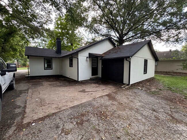 109 E Rogers St, Clinton, MO 64735 - photo 3