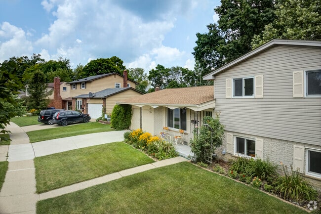 Split-level homes are the dominant home style found in Hollywood Park.
