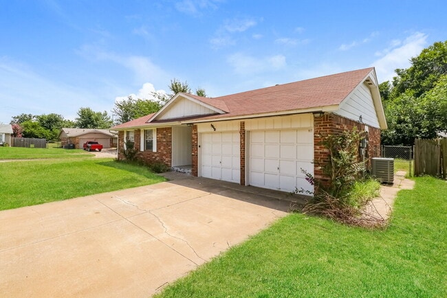 1212 SE 11th St, Moore, OK 73160 - photo 3