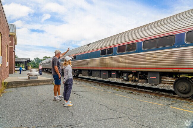 In Hartford, Amtrak runs daily from White River Junction, 15 minutes from Quechee.