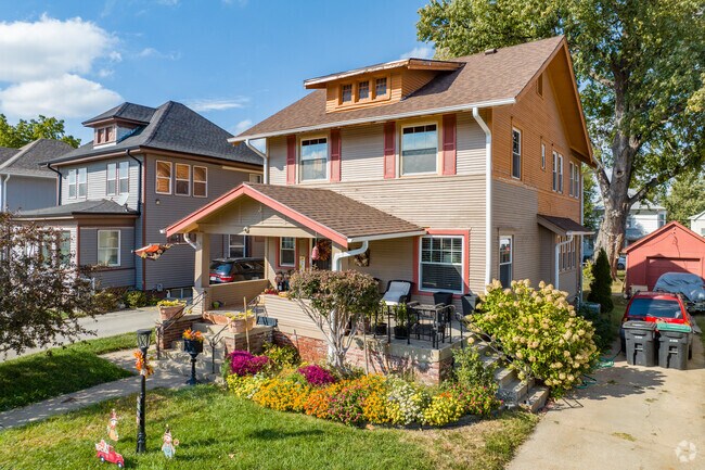Bedford Place is home to some truly beautiful classic American Foursquare homes.