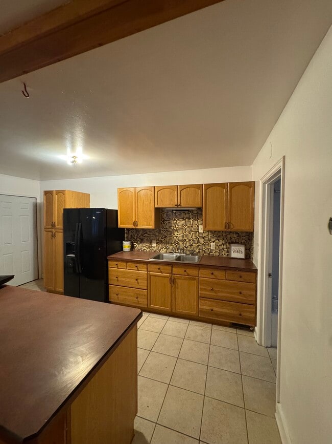 1071 van Velsen St unit 3 downstairs, Schenectady, NY 12303 - photo 4