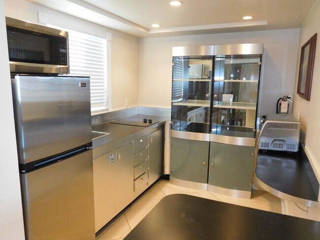 112 S Federal Hwy unit Trendy 2-1 Walk to B, Pompano Beach, FL 33062 - photo 6