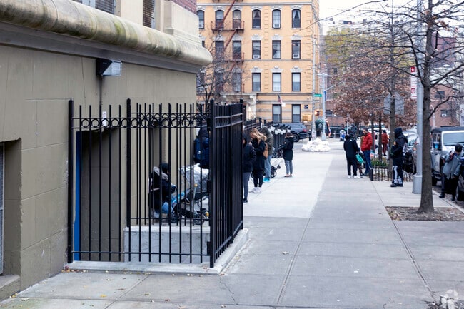 Dos Puentes Elementary School serves 421 students in K - 5.