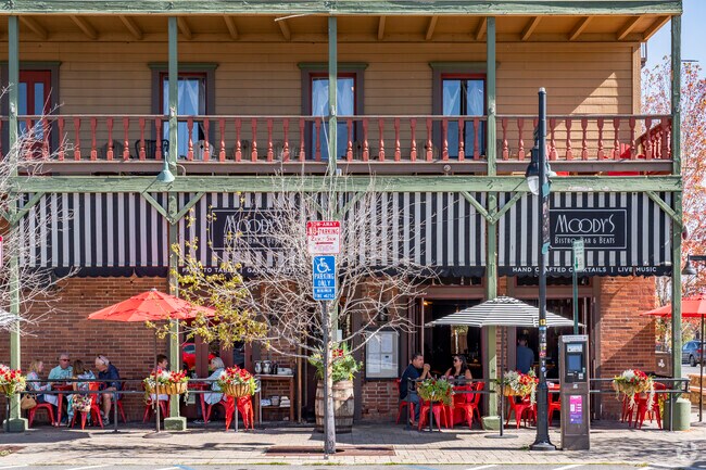 Moody's is a hit Jazz themed restaurant for locals and tourists of Prosser Lakeview.