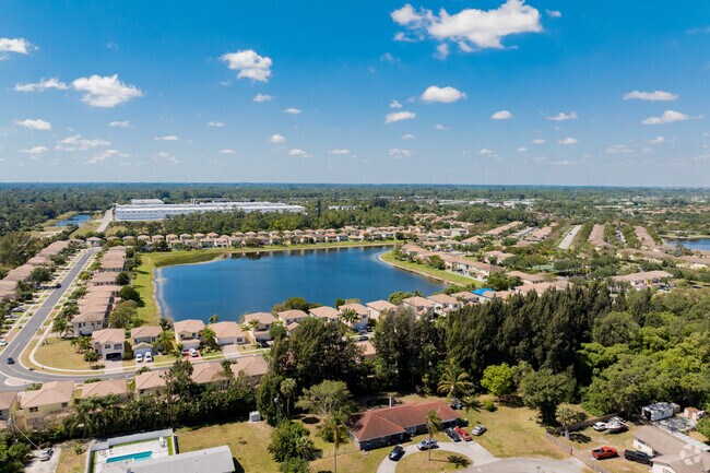 Lake Belvedere Estates offers homes in both gated and non HOA communities.
