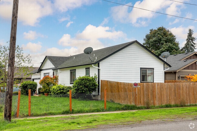 Early 20th century cottages are available in Gervais.