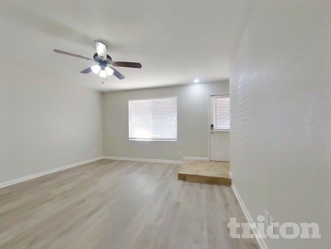 9215 N 39th Dr, Phoenix, AZ 85051 - photo 2