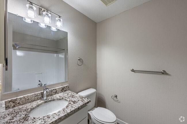 2BR, 2BA - 838SF - Side-By-Side - Bathroom