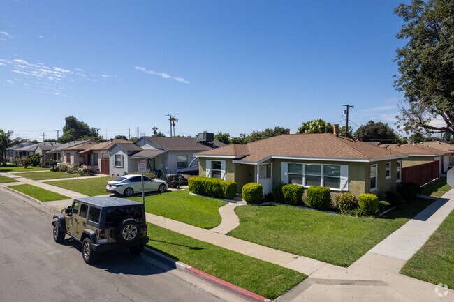 Most homes at Addams are midcentury Minimal Traditional style.