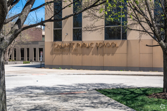 Calumet Middle School has an average student to teacher ratio of 19 to 1.