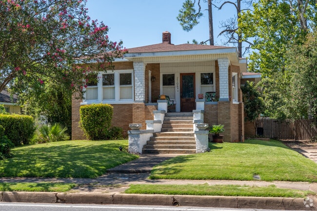 Garden District houses enjoy shaded front yards.
