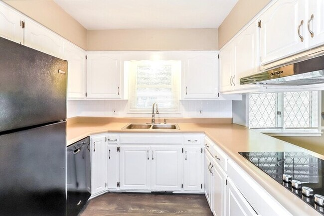 10509 E 82nd St, Raytown, MO 64138 - photo 2