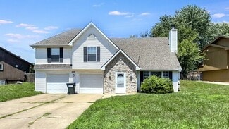 1505 SW Highland Dr, Lee's Summit, MO 64081