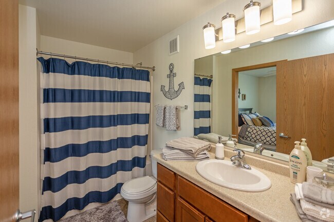 2BR, 2BA,- 847 SF
