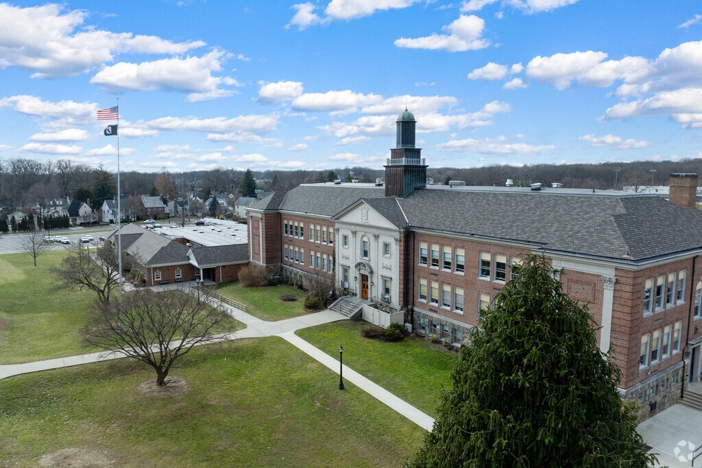 Harrison Avenue Elementary School is a public school.