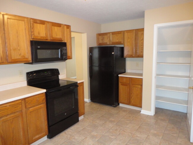 620 Crystal Woods Cir, Indianapolis, IN 46224 - photo 4