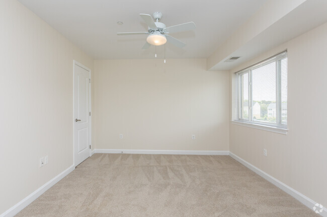 1BR, 1BA - 768 SF