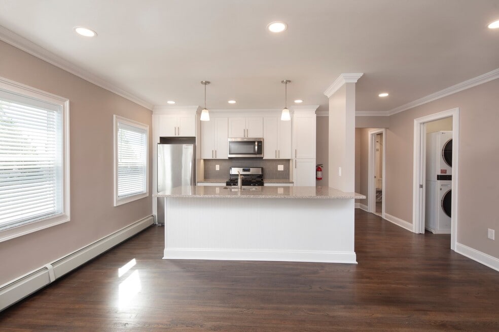 Hickory Manor: In-Unit Washer & Dryer, Heat, Water & Gas Included, Fitness Center, Sauna, and Bar..., Bergenfield, NJ 07621 - photo 1