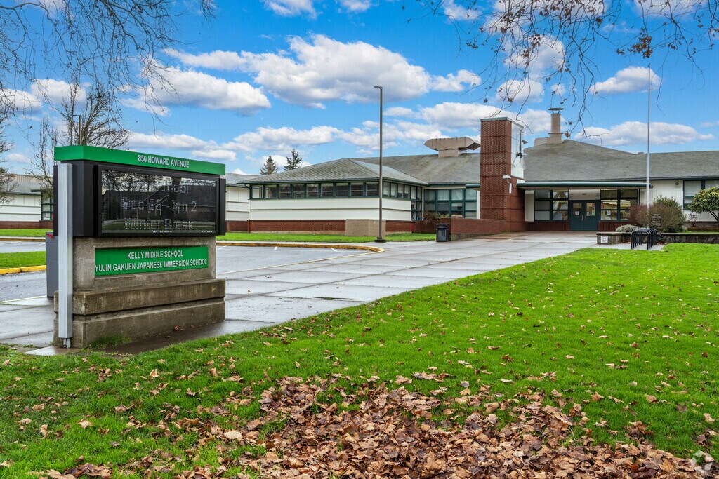 Kelly Middle School is located in the River Road neighborhood of Eugene, Oregon.