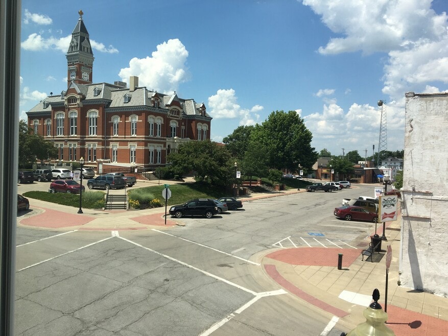 202 E 3rd St unit Apartment 1, Maryville, MO 64468 - photo 1