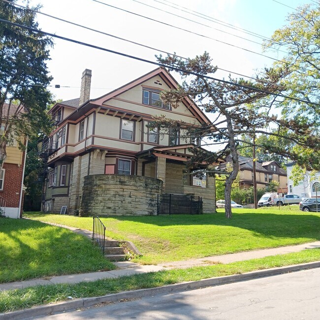 325 Mcgregor Ave unit 2, Cincinnati, OH 45219 - photo 6