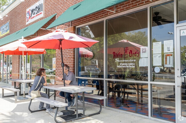 Bees Ferry Crossing makes errands feel like an outing thanks to cafés, salons, and small boutiques