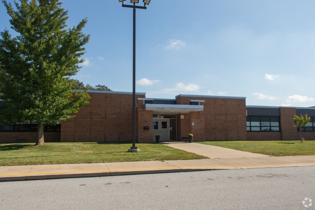 Ridge Middle School provides education in the neighborhood of 
Outlying Lake County