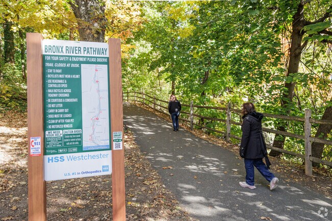 Bronx River Pathway is an 807 acre park managed by Westchester County.