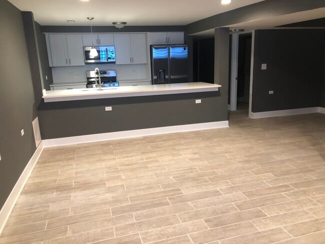 LIVING ROOM W OPEN KITCHEN UNFURNISHED