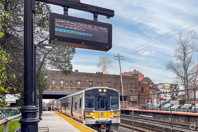 The LIE is a great transportation option for Kew Gardens Hills residents.