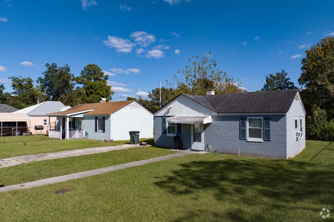 Homes in Carver Heights come in many different colors and architectural designs.