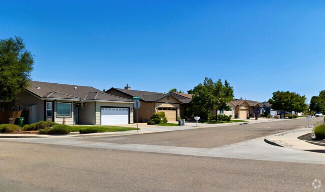 Single-family homes dot the neighborhood in Templeton, Paso Robles, California.
