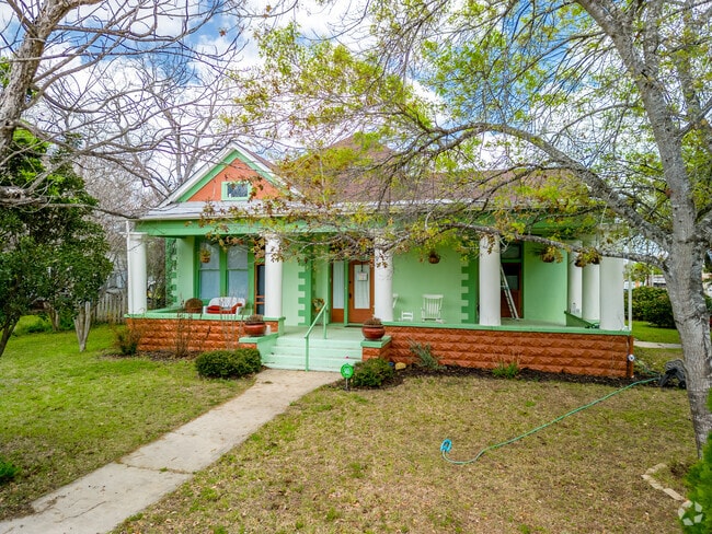 Green house ranch home in Floresville.