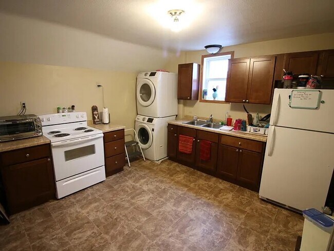 177 E 9th St unit Downstairs, Winona, MN 55987 - photo 3