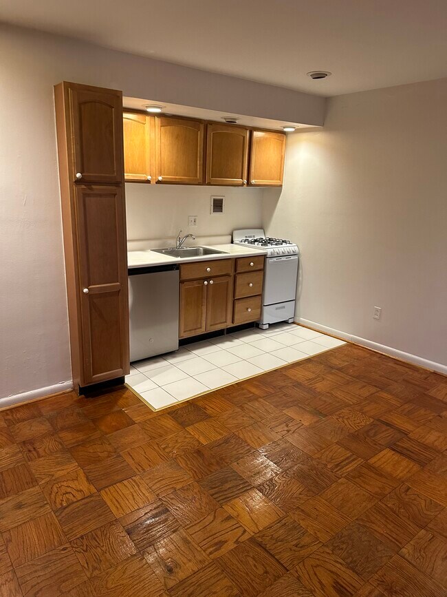 Cleveland House unit 405, Arlington, VA 22201 - photo 2
