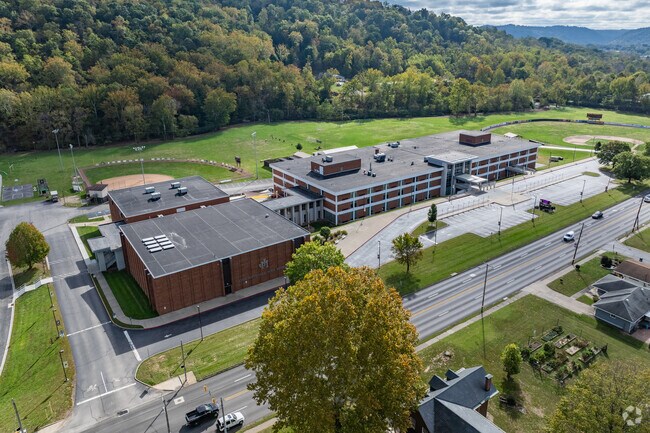 The student-teacher ratio at John Marshall High School is 12 to 1.