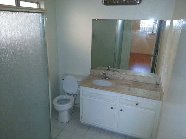 Mater Full Bathroom