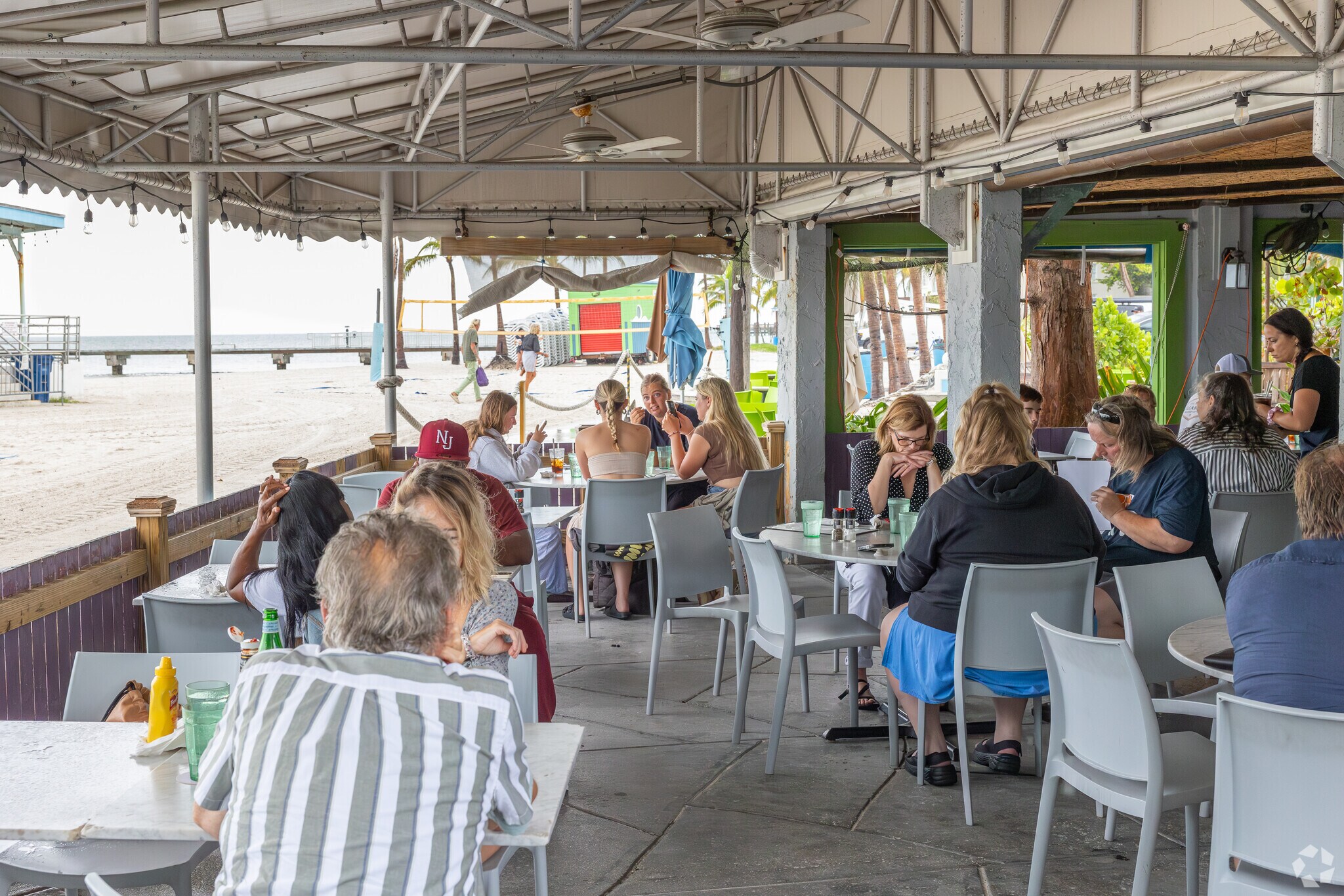 Salutes is a perfect beach side restaurant with terrace seatings in Casa Marina.