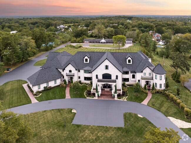 Town and Country, MO has a variety of homes including spacious mansions to call home.